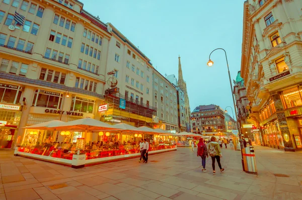 Viena, Austria - 11 de agosto de 2015: Caminando por la zona de Singerstrasse y Graben mientras se encienden las luces de la noche, calles muy encantadoras y limpias de la ciudad — Foto de Stock
