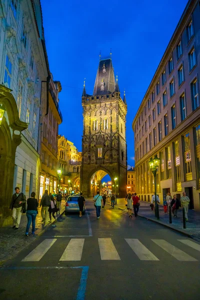 Прага, Чехія - 13 серпня, 2015: знаменитої вежі порошку, як видно з перегляду вулиць у прекрасний вечір — стокове фото
