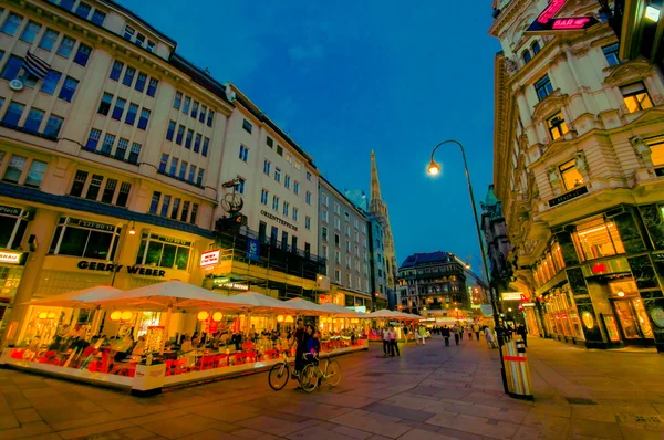 Viena, Austria - 11 de agosto de 2015: Caminando por la zona de Singerstrasse y Graben mientras se encienden las luces de la noche, calles muy encantadoras y limpias de la ciudad — Foto de Stock