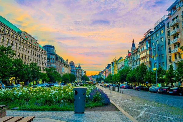 Praga, República Checa - 13 de agosto de 2015: Hermosa avenida con grandes fachadas de arquitectura en ambos lados, zona verde en el centro — Foto de Stock