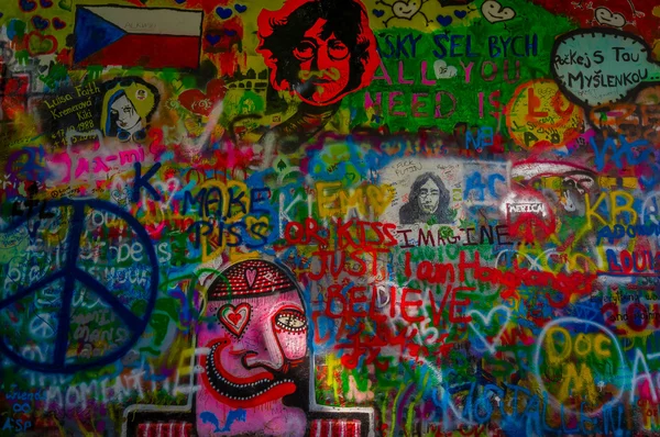 Praga, República Tcheca - 13 de agosto de 2015: Famoso muro de John Lennon cheio de graffiti inspirado no amor no centro da cidade — Fotografia de Stock