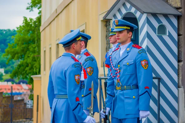 Прага, Чехия - 13 августа 2015 г.: Дворцовые охранники в голубой форме, в белой полосатой кабинке и с оружием на виду — стоковое фото