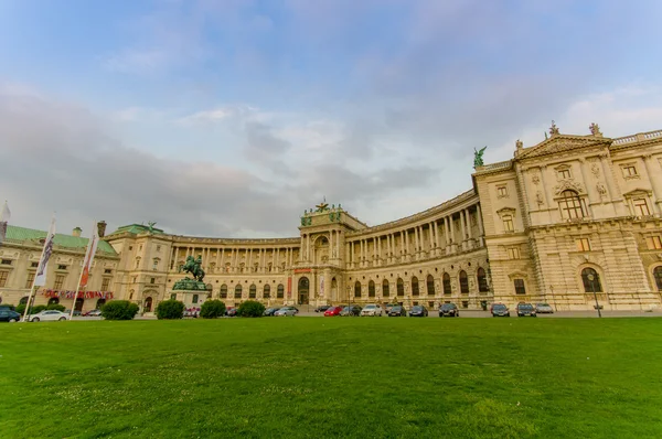 Viena, Austria - 11 de agosto de 2015: Dentro de la zona de estar de clase económica en el tren, el elegante y cómodo Palacio de Hofburg interior visto desde el frente, revelando la increíble arquitectura majestuosa típica —  Fotos de Stock