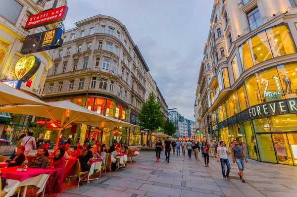 Viena, Austria - 11 de agosto de 2015: Caminando por la zona de Singerstrasse y Graben mientras se encienden las luces de la noche, calles muy encantadoras y limpias de la ciudad — Foto de Stock