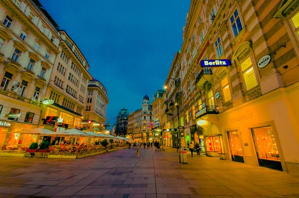 Wiedeń, Austria - 11 sierpnia, 2015: zwiedzanie okolicy Singerstrasse i Graben jak wieczorem światła pośród, bardzo uroczy, czyste ulice miasta — Zdjęcie stockowe