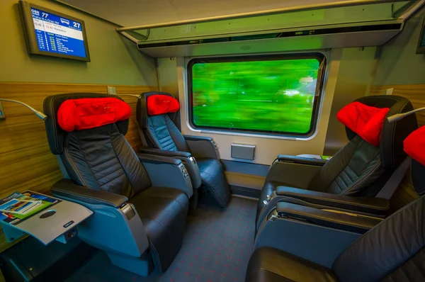 Wien, Österrike - 11 augusti, 2015: Inside businessklass sittplats på tåget, stor svart lädersäten — Stockfoto