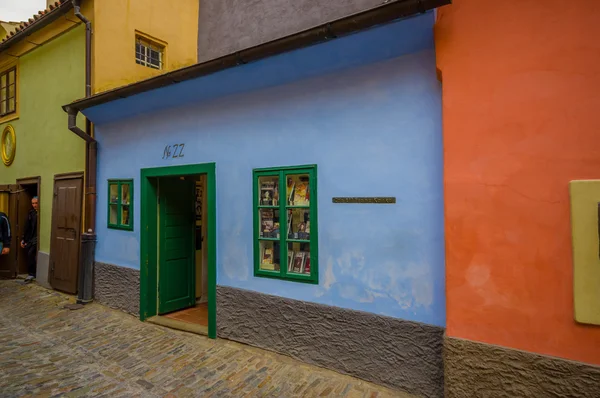 Praga, República Checa - 13 de agosto de 2015: Cidade velha da cidade, grande arquitetura antiga modesta colorida e ruas apertadas — Fotografia de Stock