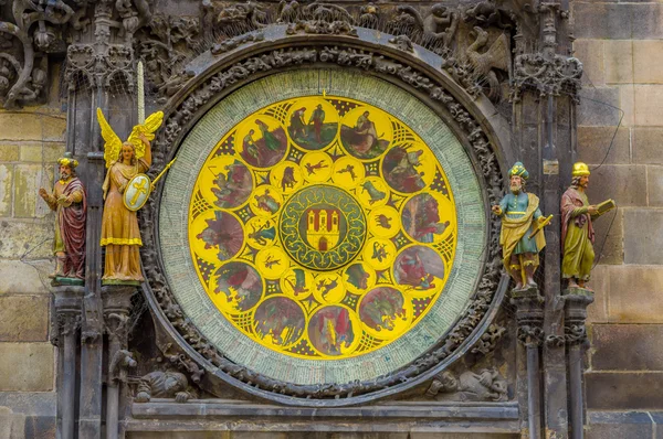 Praha, Česká republika - 13 srpna, 2015: Closeup slavný orloj se nachází v centru města — Stock fotografie
