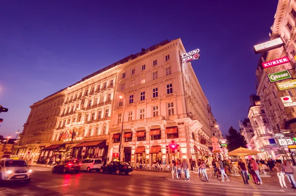 Viena, Austria - 11 de agosto de 2015: Caminata por la zona de Singerstrasse al atardecer, hermosa arquitectura de fachada y luces nocturnas — Foto de Stock