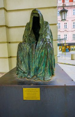 Prague, Çek Cumhuriyeti - 13 Ağustos, 2015: Anna Chromy tarafından yapılan ve Mozart Don Giovanni opera oyun için bir haraç olarak yükseltilmiş Commandatore heykel,