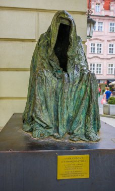 Prague, Çek Cumhuriyeti - 13 Ağustos, 2015: Anna Chromy tarafından yapılan ve Mozart Don Giovanni opera oyun için bir haraç olarak yükseltilmiş Commandatore heykel,