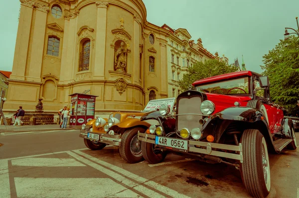 Prag, Tschechische Republik - 13. August 2015: zwei schöne Oldtimer, die auf der Straße gegenüber der berühmten Frauenkirche geparkt sind — Stockfoto
