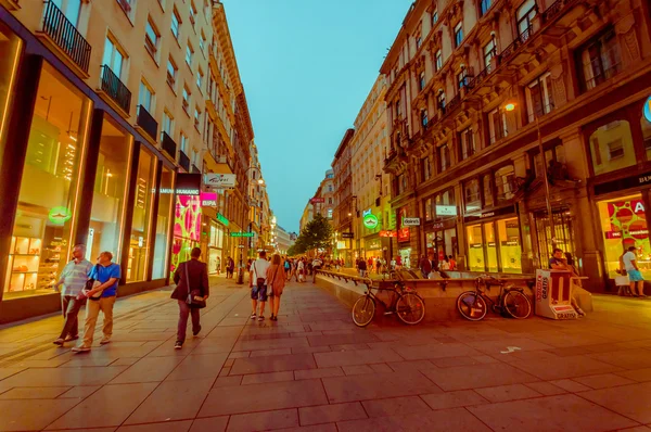 Viena, Austria - 11 de agosto de 2015: Caminata por la zona de Singerstrasse al atardecer, hermosa arquitectura de fachada y luces nocturnas — Foto de Stock