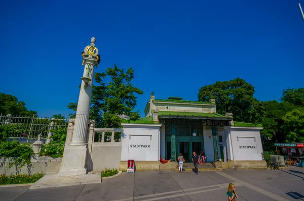 Vienna, Austria - 11 August, 2015: Entrance gate to spectacular Stadtpark gardens — Stock Photo, Image