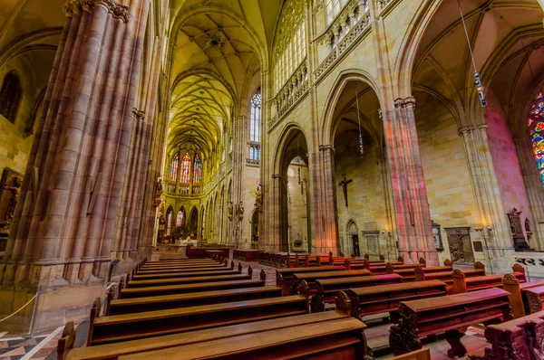 Praga, República Checa - 13 de agosto de 2015: Catedral de San Vito vista desde el interior con una arquitectura gótica increíble y detalles decorativos — Foto de Stock