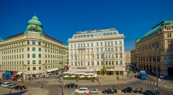Viena, Austria - 11 de agosto de 2015: Hermosa vista al otro lado de la calle desde el Hotel Sacher y la cafetería Mozart situado en el centro de la ciudad, espectacular arquitectura barroca — Foto de Stock