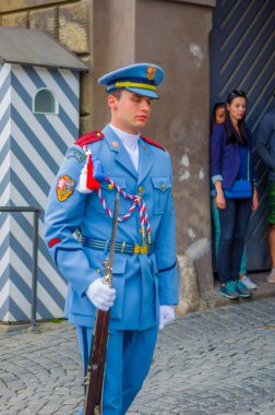 Prague, Çek Cumhuriyeti - 13 Ağustos, 2015: Saray Muhafızları kendi kendine özgü mavi üniformaları, beyaz çizgili kabin ve silah görünür görevde