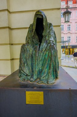 Prague, Çek Cumhuriyeti - 13 Ağustos, 2015: Anna Chromy tarafından yapılan ve Mozart Don Giovanni opera oyun için bir haraç olarak yükseltilmiş Commandatore heykel,