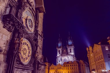 Prague, Çek Cumhuriyeti - 13 Ağustos, 2015: ünlü astronomik saat kulesi bulunan Şehir Merkezi, Closeup kilise vizible arka plan, çok güzel bir akşam ışık kuleleri