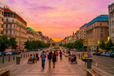 Prague, Çek Cumhuriyeti - 13 Ağustos, 2015: geniş Caddesi sorrounded sokak düzeyinde bir çok güzel bir akşam ışık görüldü güzel binalar tarafından çekici