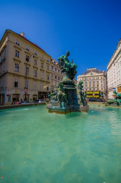 Viena, Austria - 11 de agosto de 2015: Fuente muy bonita con estatuas y agua verde situada en el centro de la ciudad, área de Graben — Foto de Stock