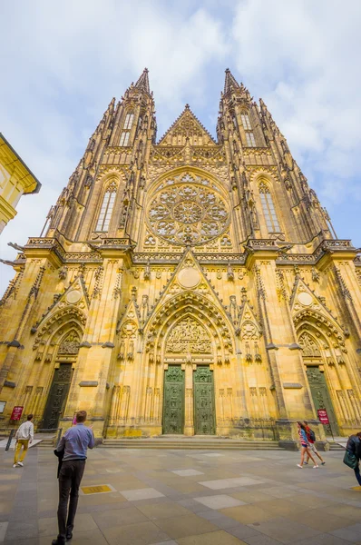 Praga, República Checa - 13 de agosto de 2015: Catedral de San Vito vista desde el frente con increíbles detalles y arquitectura gótica — Foto de Stock