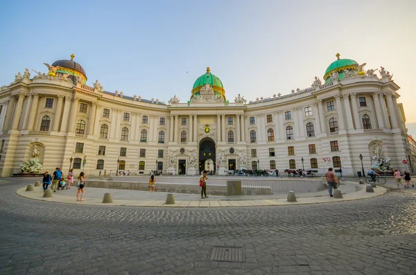 Viena, Austria - 11 de agosto de 2015: Dentro de la zona de estar de clase económica en el tren, el elegante y cómodo Palacio de Hofburg interior visto desde el frente, revelando la increíble arquitectura majestuosa típica —  Fotos de Stock