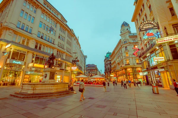 Wien, Österrike - 11 augusti, 2015: går runt Singerstrasse och Graben område som kväll lampor som, mycket charmig, rena staden gatorna — Stockfoto