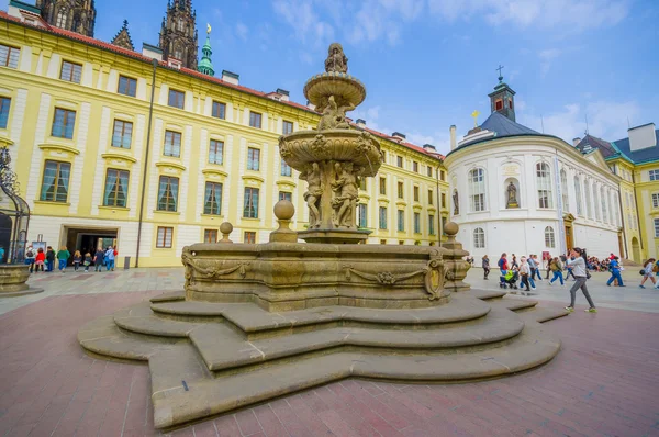 Prag, Tjeckien - 13 augusti 2015: vackra fontän ligger på torget med torn från St. Vitus i bakgrunden — Stockfoto