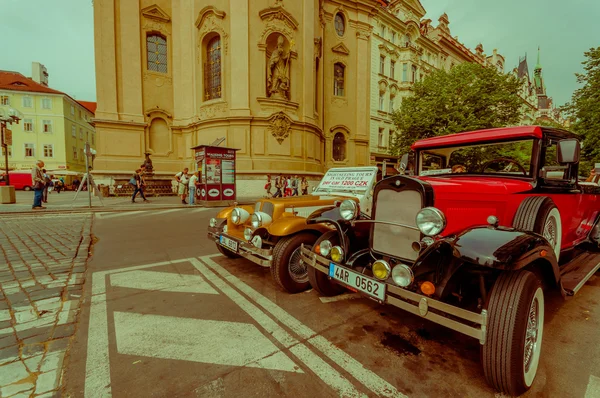 Prag, Tschechische Republik - 13. August 2015: zwei schöne Oldtimer, die auf der Straße gegenüber der berühmten Frauenkirche geparkt sind — Stockfoto