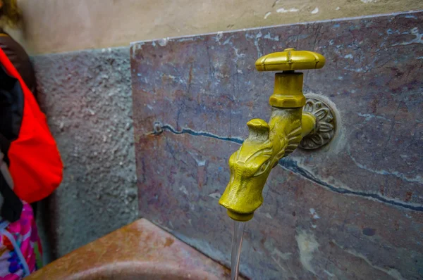 Praga, República Checa - 13 de agosto de 2015: Un grifo de agua a la antigua se encuentra en el casco antiguo de la ciudad —  Fotos de Stock