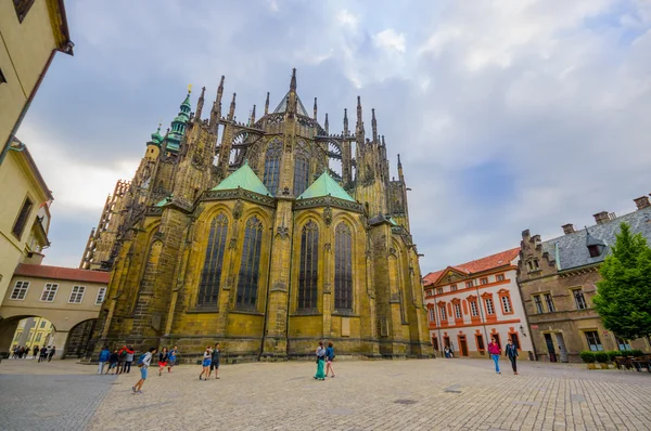 Praga, República Checa - 13 de agosto de 2015: Hermosa catedral de San Vito vista desde detrás del edificio, fachada impresionante y decoraciones — Foto de Stock