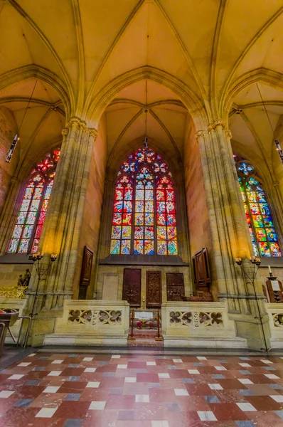 Prague, République tchèque - 13 Août, 2015 : Belles fenêtres en mosaïque situé dans l'église étonnante de la cathédrale Saint-Vitus — Photo