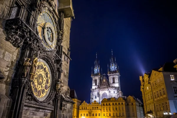 Praga, República Checa - 13 de agosto de 2015: Primer plano famosa torre del reloj astronómico situado en el centro de la ciudad, torres Iglesia de Nuestra Señora fondo vizible, muy agradable luz de la noche — Foto de Stock