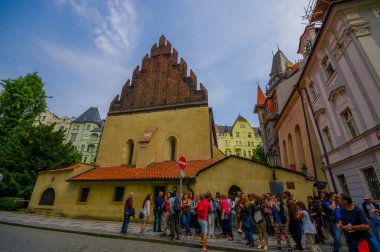 Prague, Çek Cumhuriyeti - 13 Ağustos, 2015: eski yeni sinagog bulunan eski şehir, mavi çitler çevreye ile bina güzel