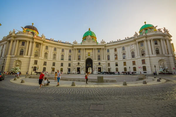 Viena, Austria - 11 de agosto de 2015: Dentro de la zona de estar de clase económica en el tren, el elegante y cómodo Palacio de Hofburg interior visto desde el frente, revelando la increíble arquitectura majestuosa típica —  Fotos de Stock