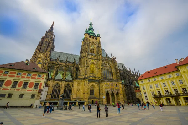 Praga, República Checa - 13 de agosto de 2015: Hermosa catedral de San Vito vista desde el nivel de la calle, ángulo de perfil — Foto de Stock