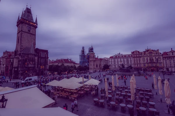 Prag, Tschechische Republik - 13. August 2015: toller Überblick über den wunderschönen Altstadtplatz, umgeben von spektakulären architektonischen Bauten — Stockfoto