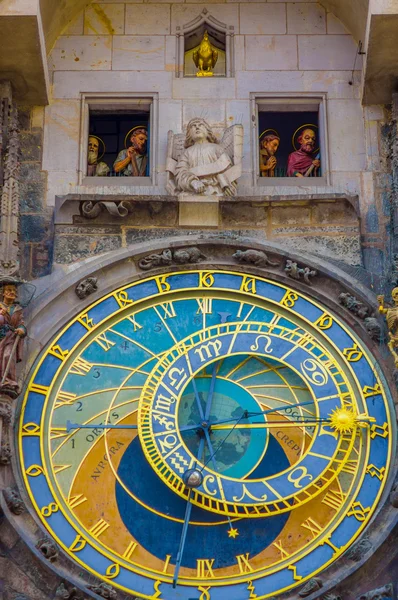 Praga, República Checa - 13 de agosto de 2015: Primer plano de la famosa torre del reloj astronómico situada en el centro de la ciudad —  Fotos de Stock