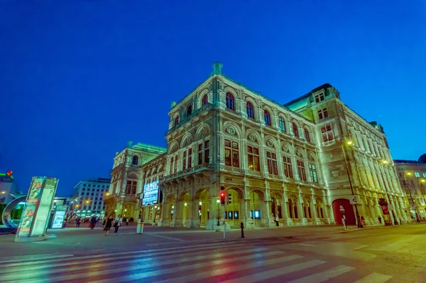 Vienna, Austria - 11 August, 2015: Walking aroundSingerstrasse area as evening sets in, beautiful facade architecture and night lights — Stockfoto