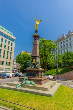 Vienna, Avusturya - 11 Ağustos, 2015: Liebenberg anıt, üstte altın kişi ile muhteşem uzun boylu heykeli