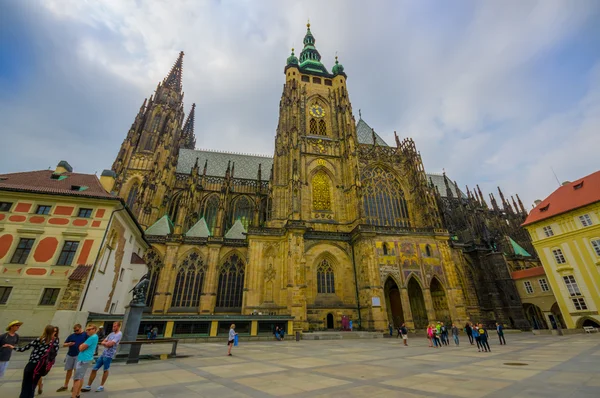 Praga, República Checa - 13 de agosto de 2015: Hermosa catedral de San Vito vista desde el nivel de la calle, ángulo de perfil — Foto de Stock
