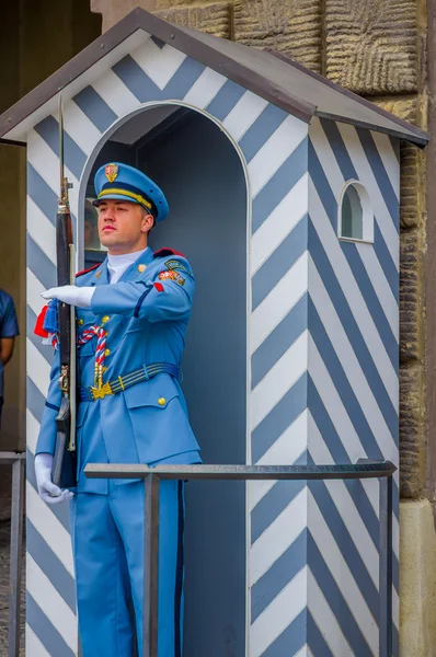 Prague, Tsjechië - 13 augustus, 2015: Palace dienstdoende dragen hun kenmerkende blauwe uniformen, witte gestreepte booth en wapen zichtbaar afschermingen — Stockfoto