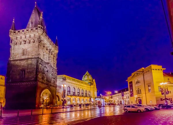 Prague, Republika Czeska - 13 sierpnia, 2015: słynną wieżę w proszku jak widać z ulicy widok na piękny wieczór — Zdjęcie stockowe