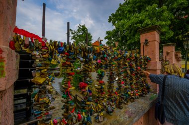 Prague, Çek Cumhuriyeti - 13 Ağustos, 2015: Köprü kilit binlerce asma kilitler latched