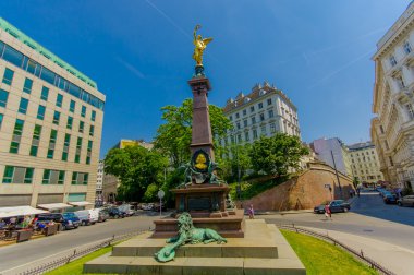 Vienna, Avusturya - 11 Ağustos, 2015: Liebenberg anıt, üstte altın kişi ile muhteşem uzun boylu heykeli