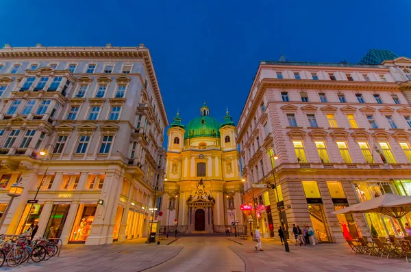 비엔나, 오스트리아-2015 년 8 월 11 일: 매우 매력적인, 깨끗 한 도시 거리에서 설정 조명 저녁으로 Singerstrasse와 Graben 주변 산책 — 스톡 사진