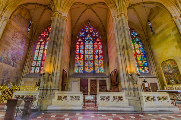 Prague, République tchèque - 13 Août, 2015 : Belles fenêtres en mosaïque situé dans l'église étonnante de la cathédrale Saint-Vitus — Photo