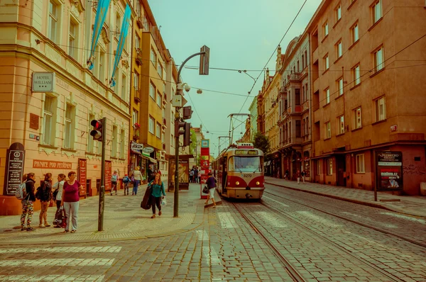 Praga, República Checa - 13 de agosto de 2015: Primer plano del tranvía de transporte público que se abre camino a través de encantadoras calles de la ciudad — Foto de Stock