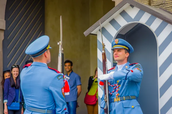 프라하, 체코 공화국-2015 년 8 월 13 일: 그들의 독특한 파란색 유니폼 입고, 흰색 줄무늬 부스 무기 표시 의무에 궁전 경비 — 스톡 사진